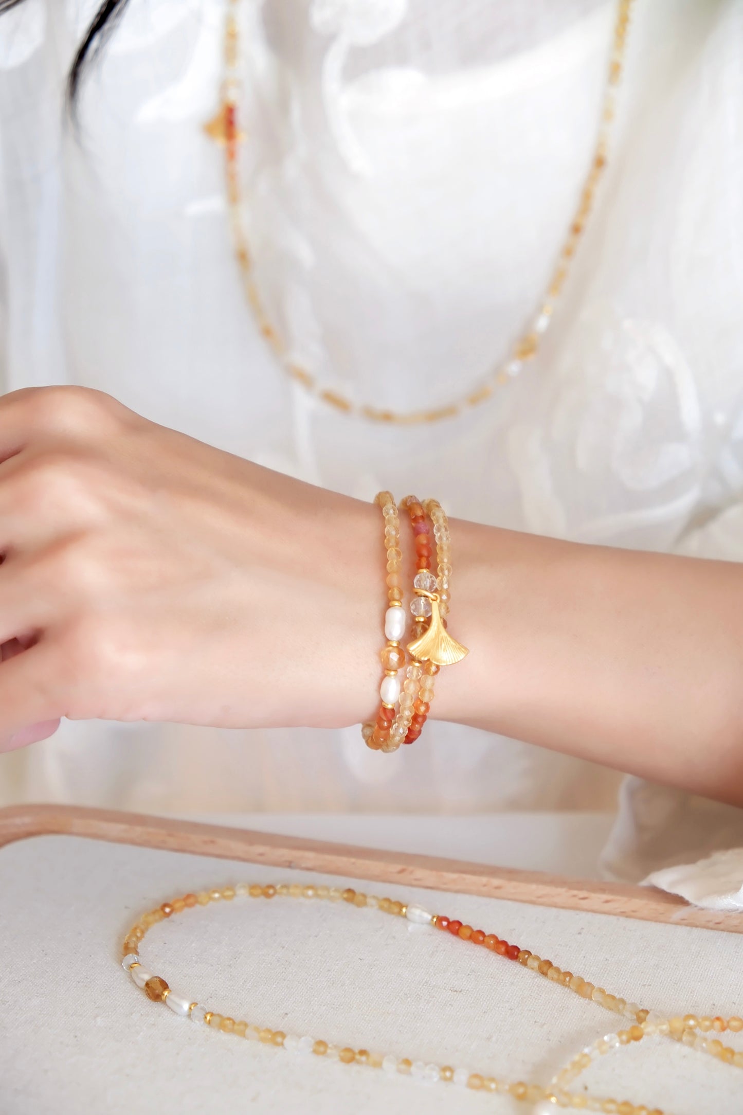 Collier long en feuille d'érable dorée et citrine – Éclat d'automne