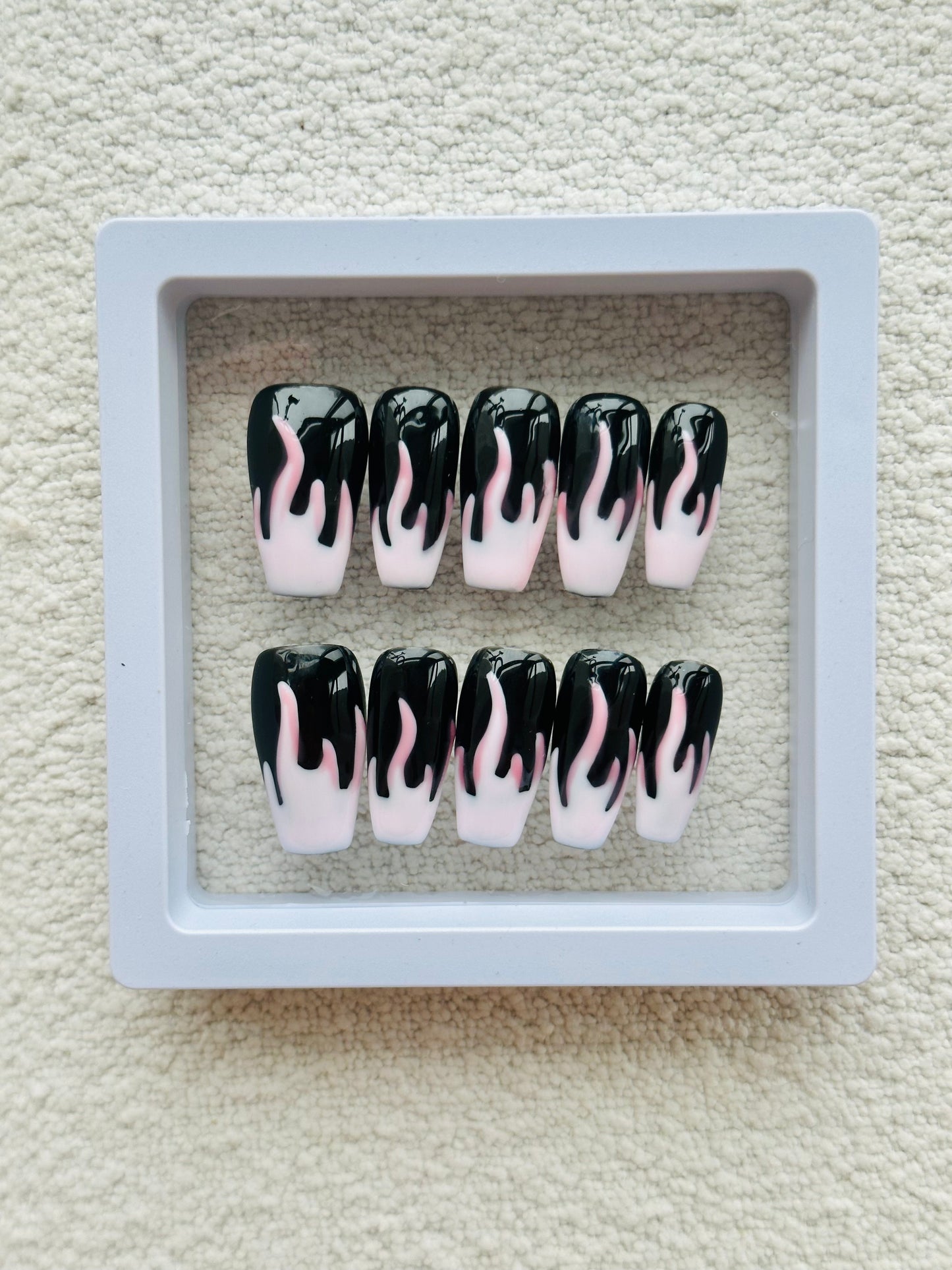 Faux ongles trapèzes noirs | Flammes roses audacieuses