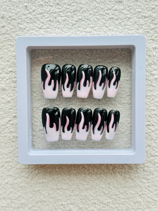 Faux ongles trapèzes noirs | Flammes roses audacieuses